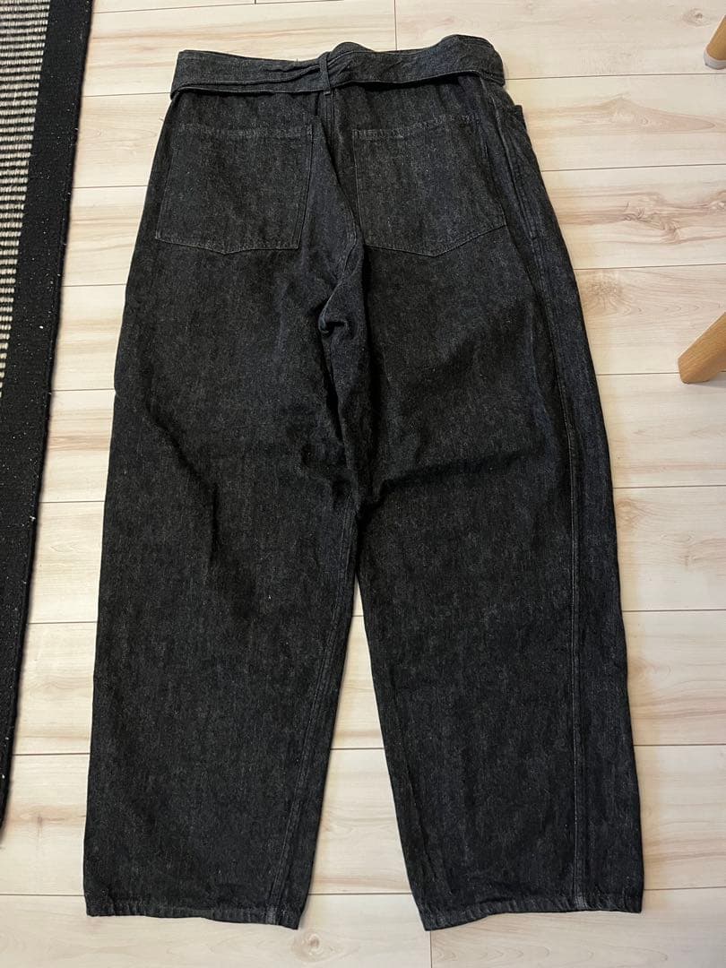 comoli コモリ ベルテッドデニムパンツ　ブラックエクリュ