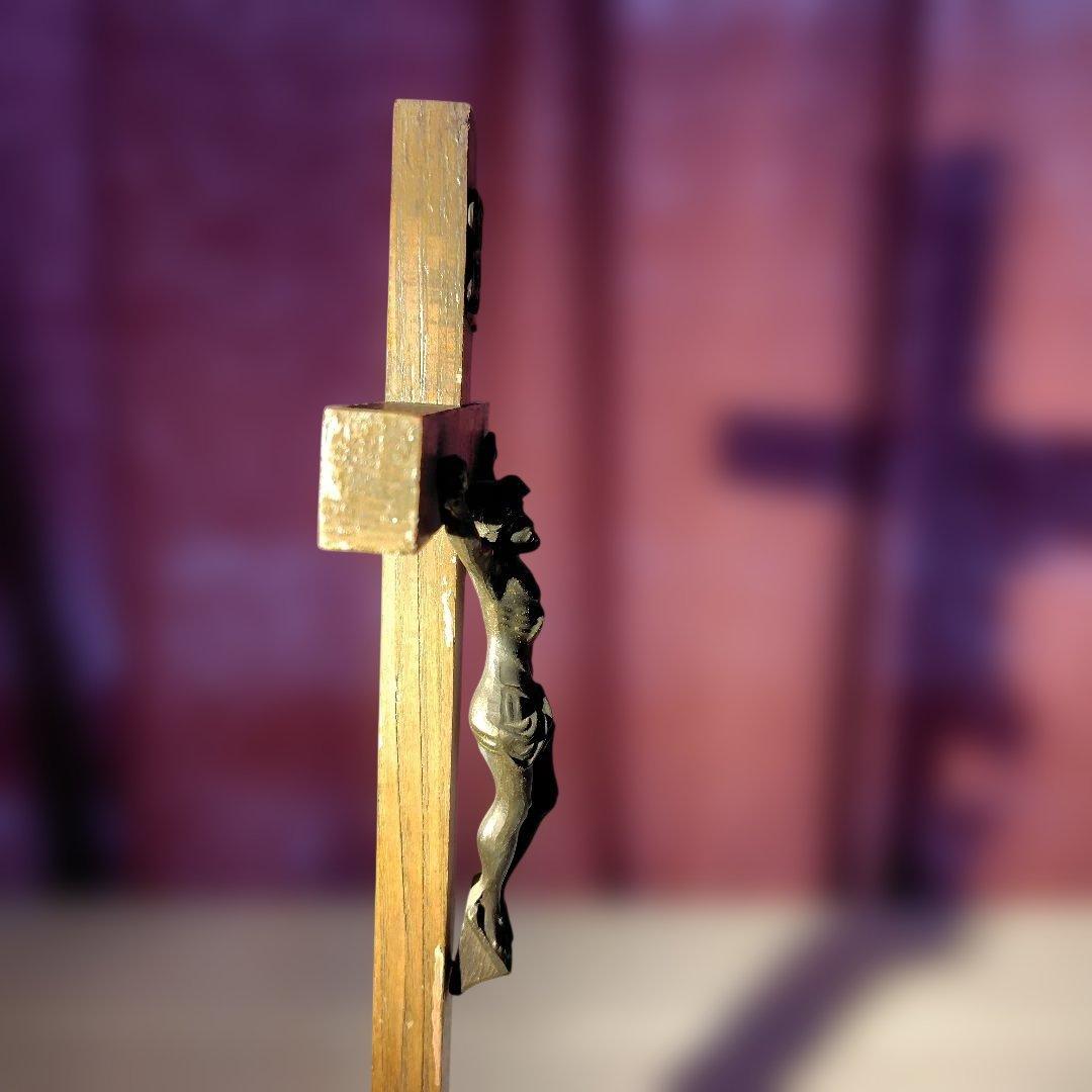 木製台座のキリスト像付き十字架　カトリック教会