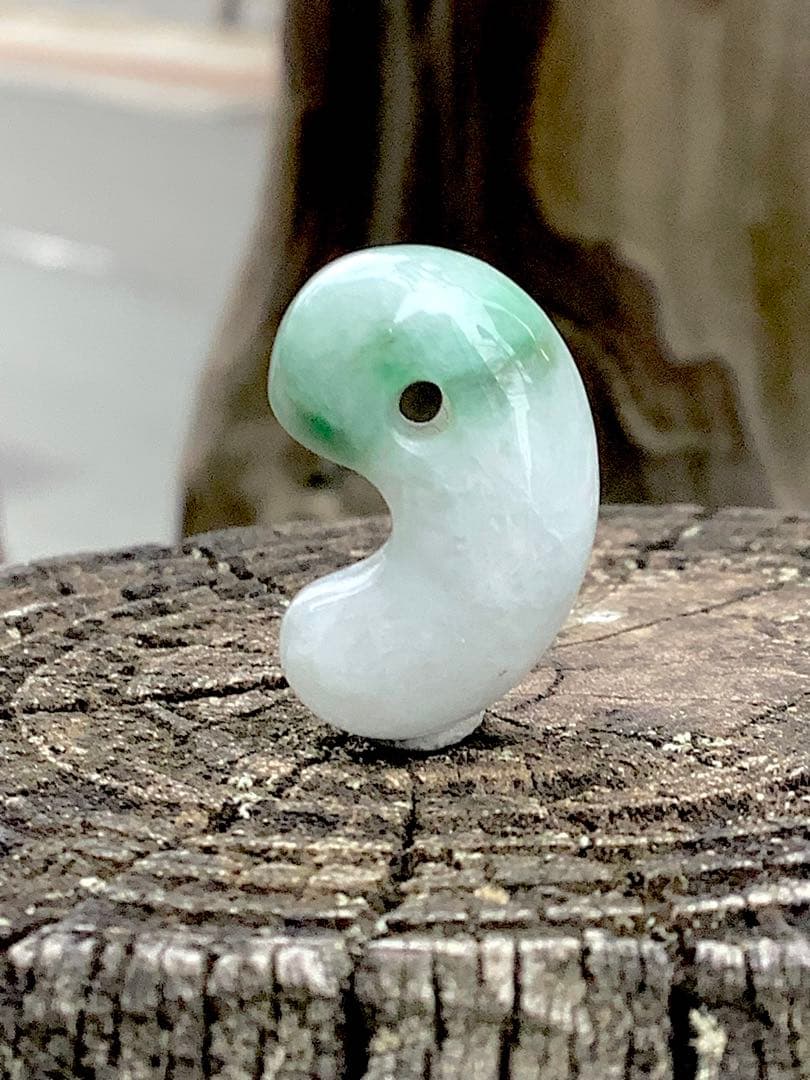 ✳緑混じりの氷肌*アイスジェイド　糸魚川翡翠勾玉　御守りに‼️鑑別書付本物を‼️