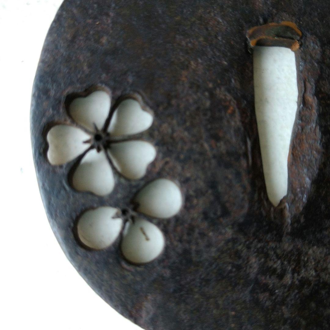 鉄製 鍔(つば) 花のデザイン