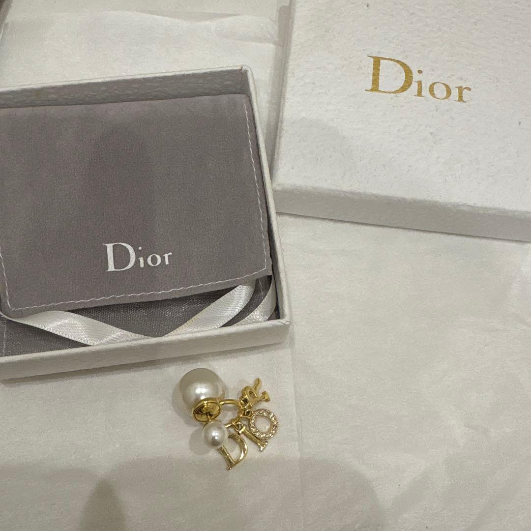 Dior パール チャーム ピアス片耳