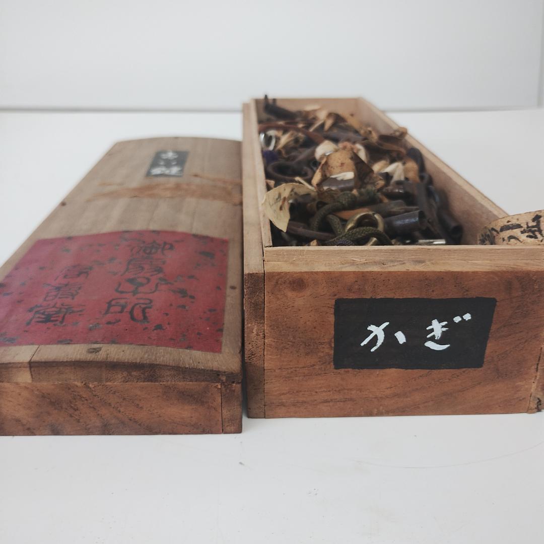 古い鍵と木箱のコレクション