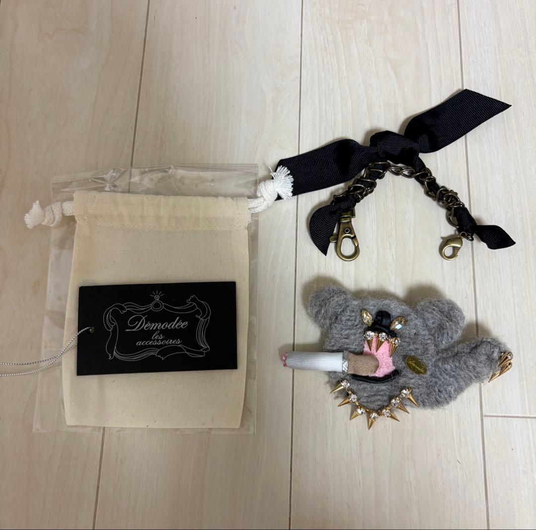 デモデ　クマ型スパイクブローチ　チェーン付き