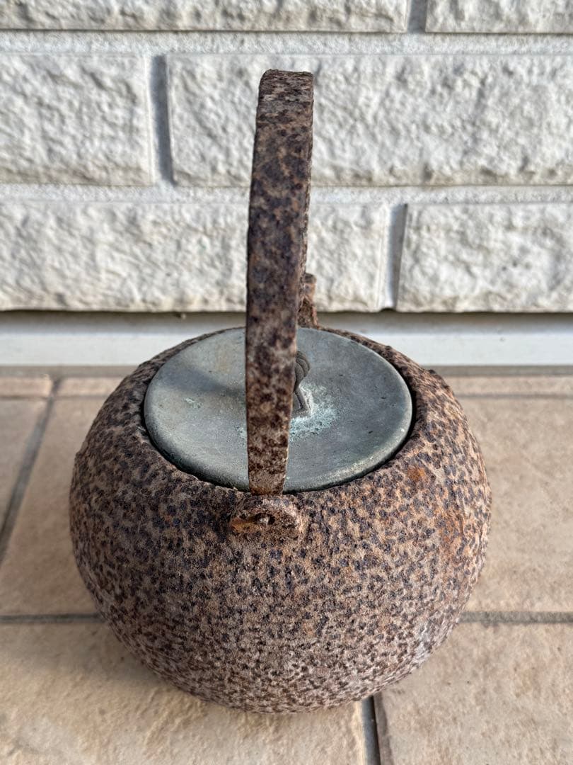 鉄製茶色丸型鉄瓶 取っ手付き