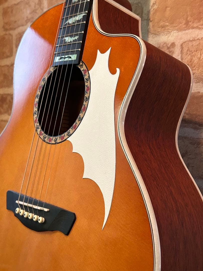 琥珀色サンバーストのアコースティックギター