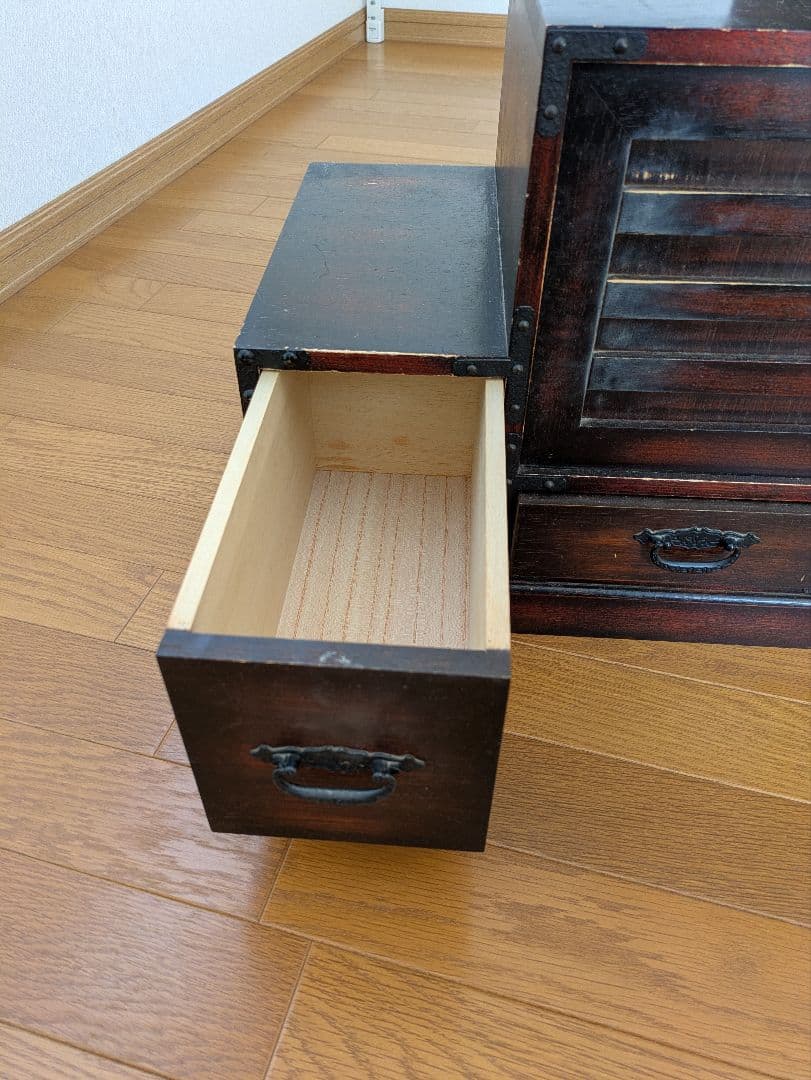 2/3迄の出品です。木製階段型箪笥 6引き出し