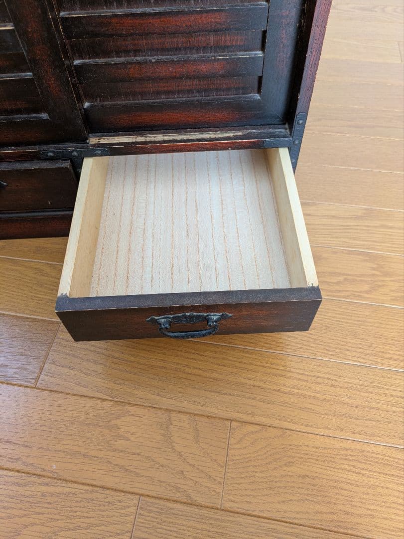 2/3迄の出品です。木製階段型箪笥 6引き出し