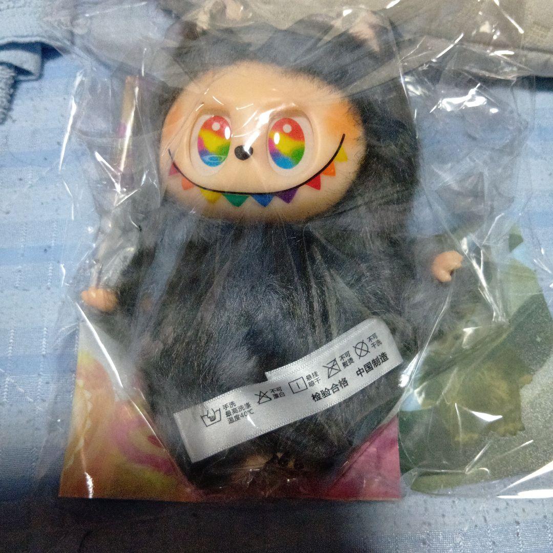 虹色の目と虹色の牙の黒いぬいぐるみ 約17cm