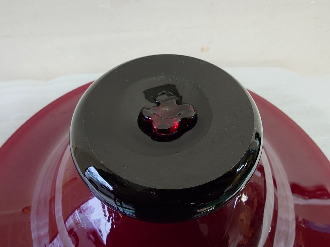 ★値下げセール★　イタリア製　赤色ガラス皿 黒色台座付き