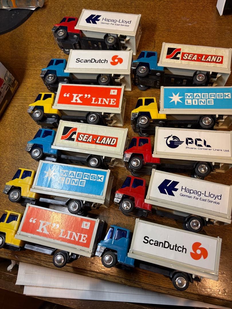 ホンコン製　コンテナートラックのおもちゃ12個