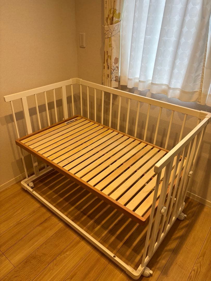 （北九州市に受け取りに来れる方限定）キャスター付き木製ベビーベッド