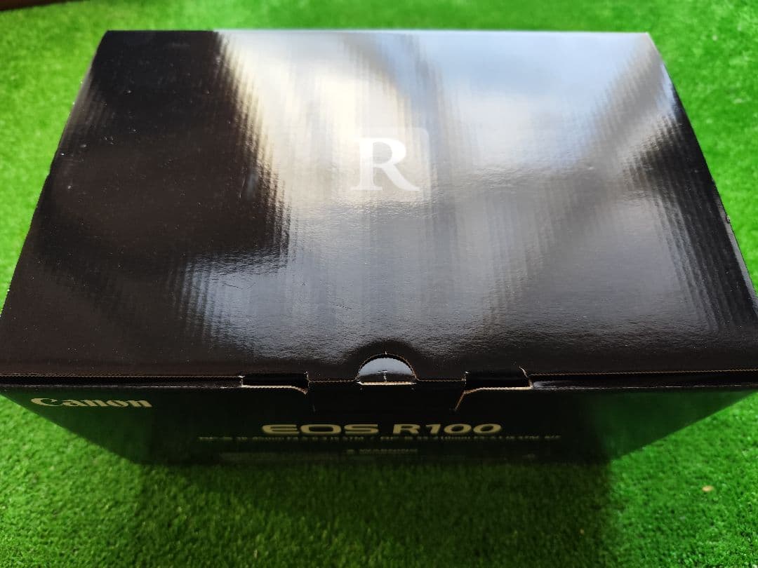 新品未使用　キヤノン　EOS R100 ダブルズームキット