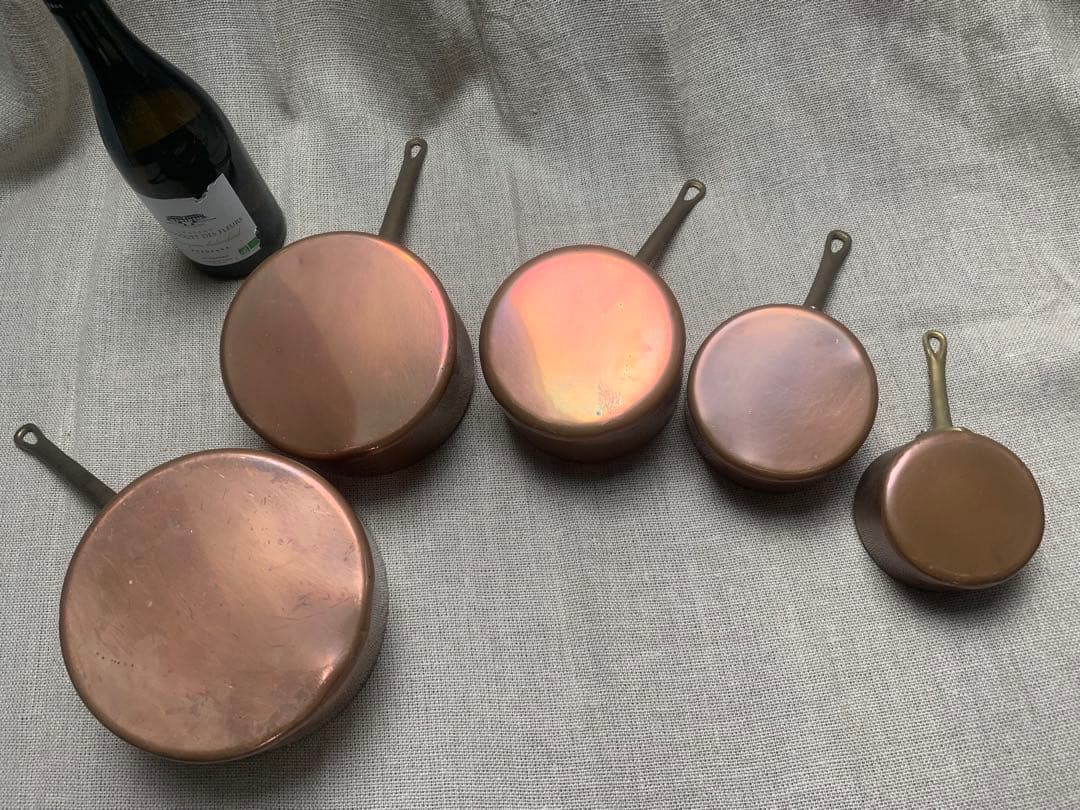 フランス アンティーク 壁掛け装飾に 軽い銅鍋５個セットコッパー 片手鍋 真鍮