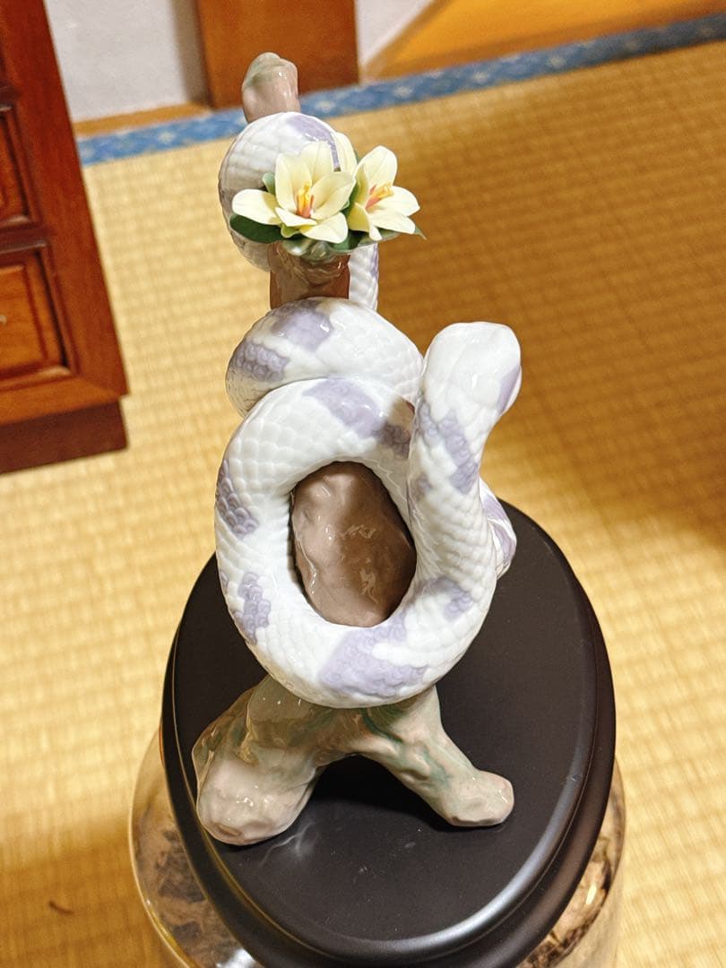 スペインの上品な「リャドロ」製の蛇年の生肖磁器人形の置物