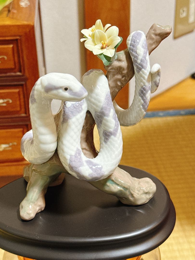 スペインの上品な「リャドロ」製の蛇年の生肖磁器人形の置物