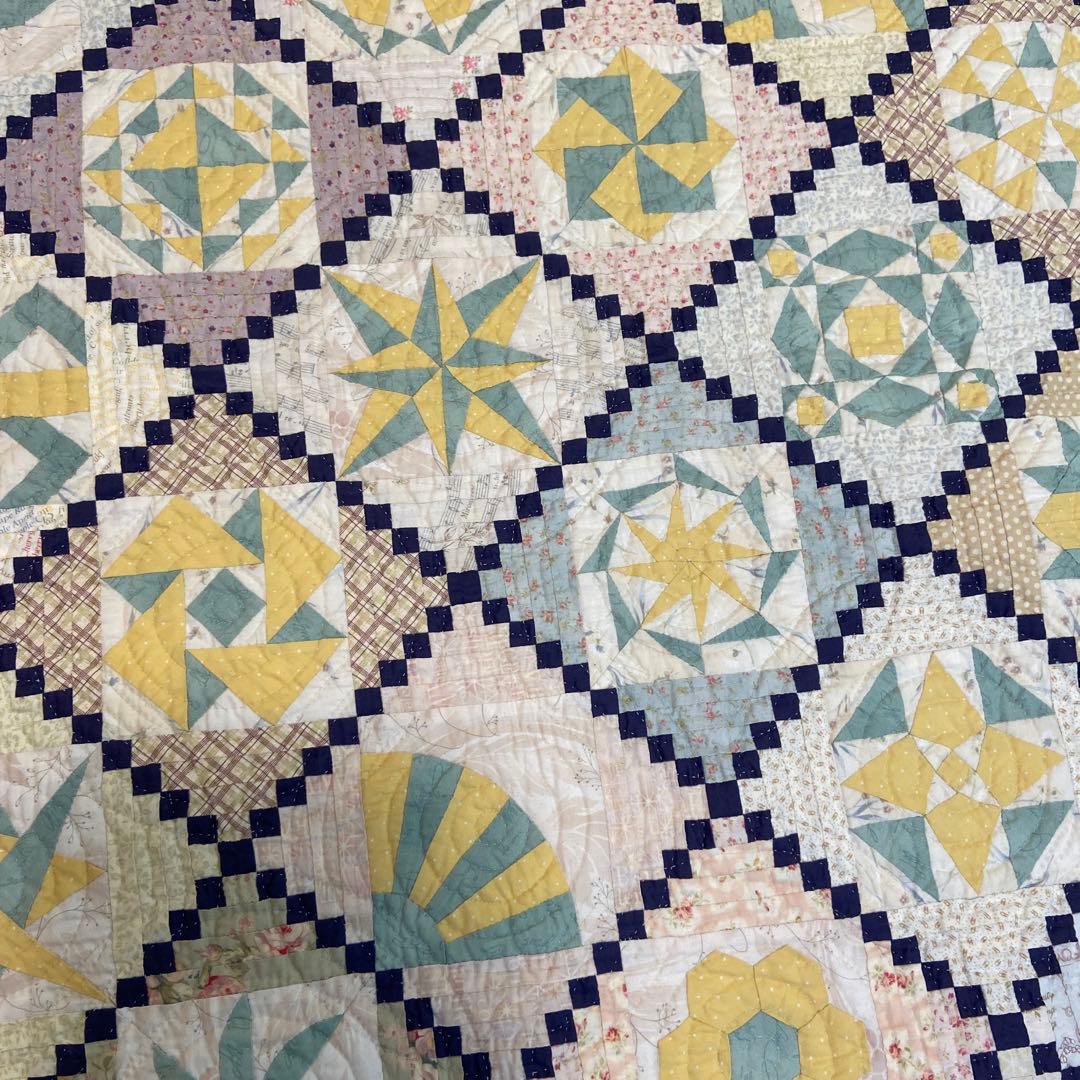 mikoパッチワークのベットカバー　サンプラー、スミルナ刺繍のクロス