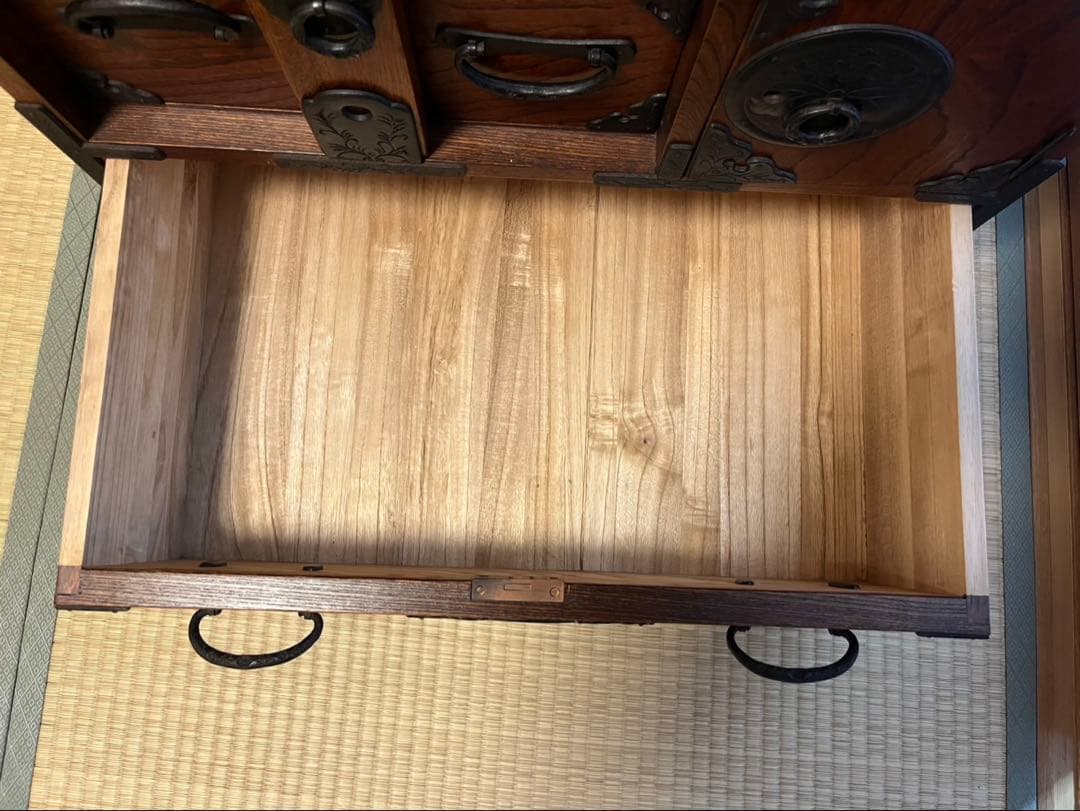 岩谷堂　伝統的な日本の木製タンス