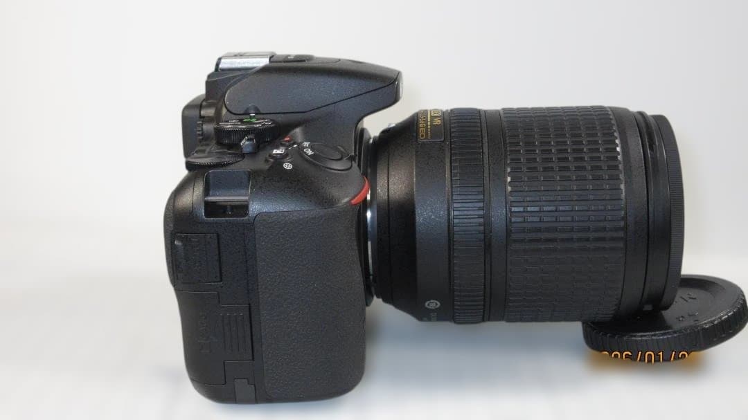 Nikon D5500 デジタル一眼レフカメラ、18-140mmレンズ付き極上品