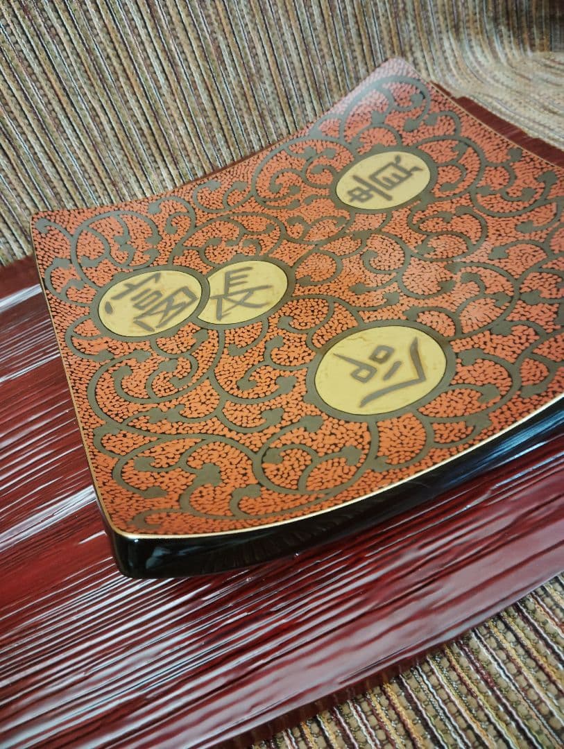 輪島塗　五島屋　赤黒模様の四角形盛器　共箱です。