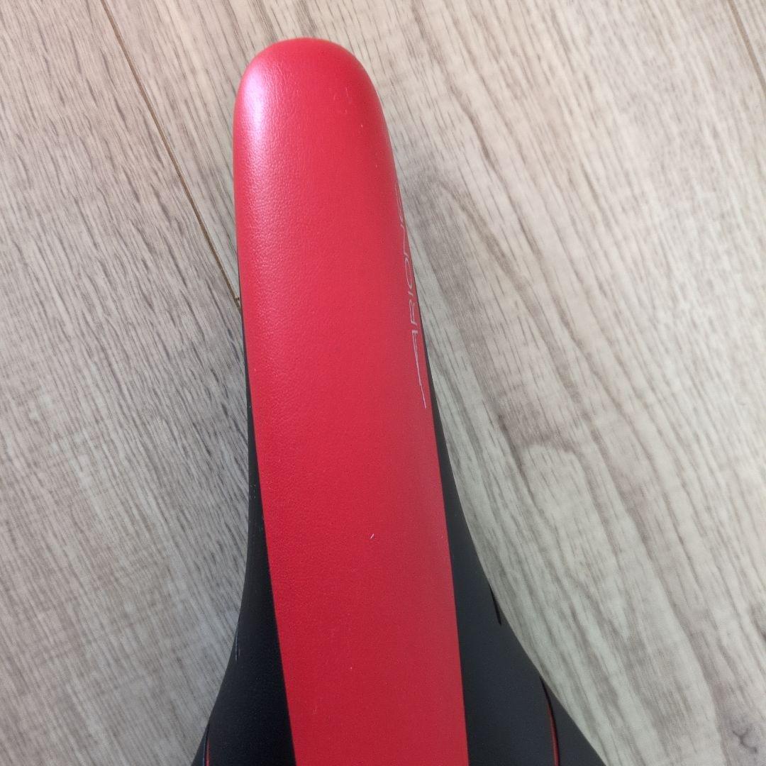 フィジーク　アリオネR3 カーボン　サドル