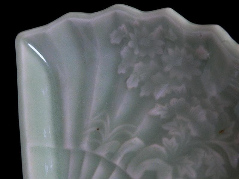 三田青磁　岩に菊の図　扇形手塩皿　C468AS-BZg