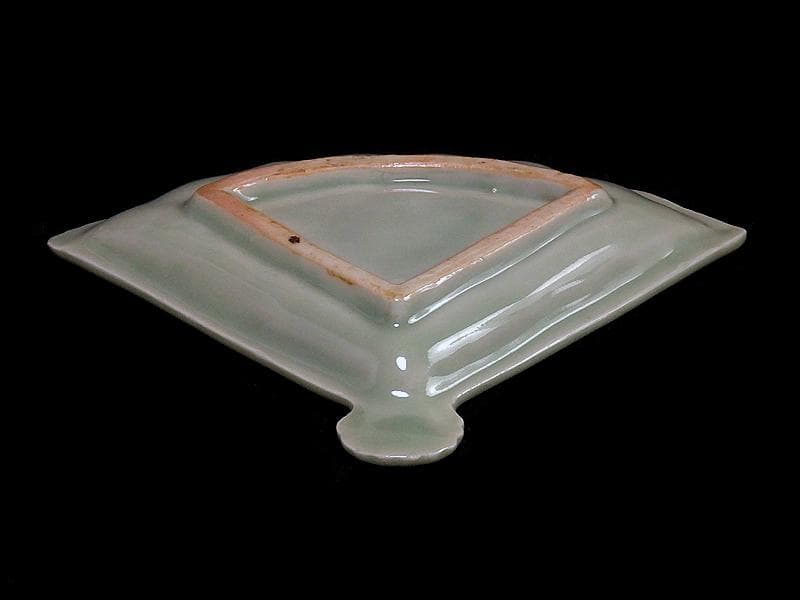 三田青磁　岩に菊の図　扇形手塩皿　C468AS-BZg