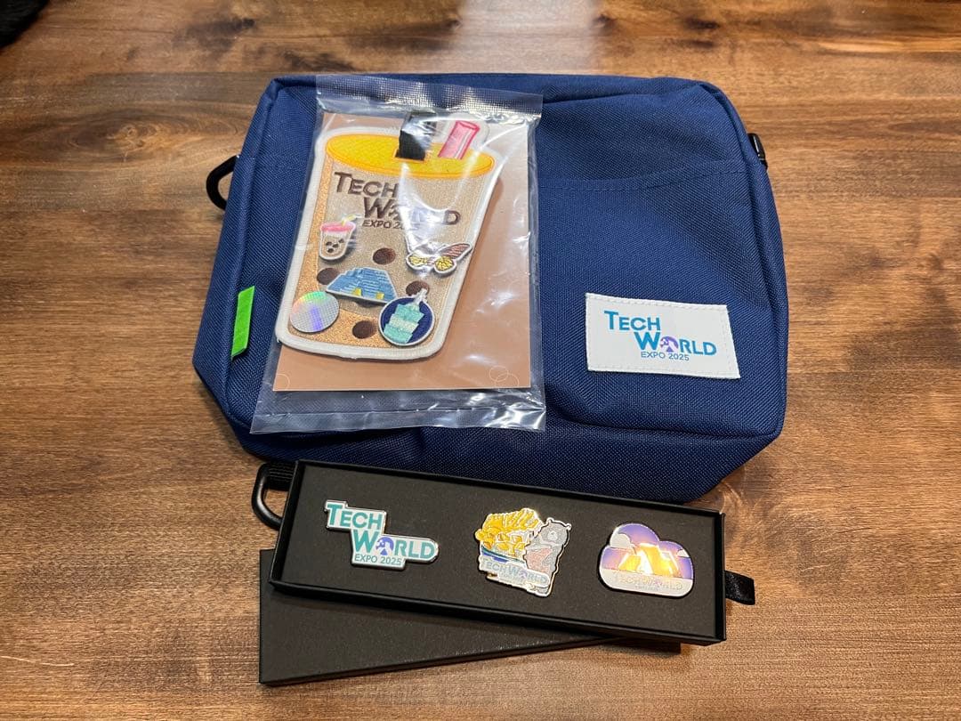 小*遊様 TECH WORLD EXPO 2025 ショルダーバッグとピンバッジ