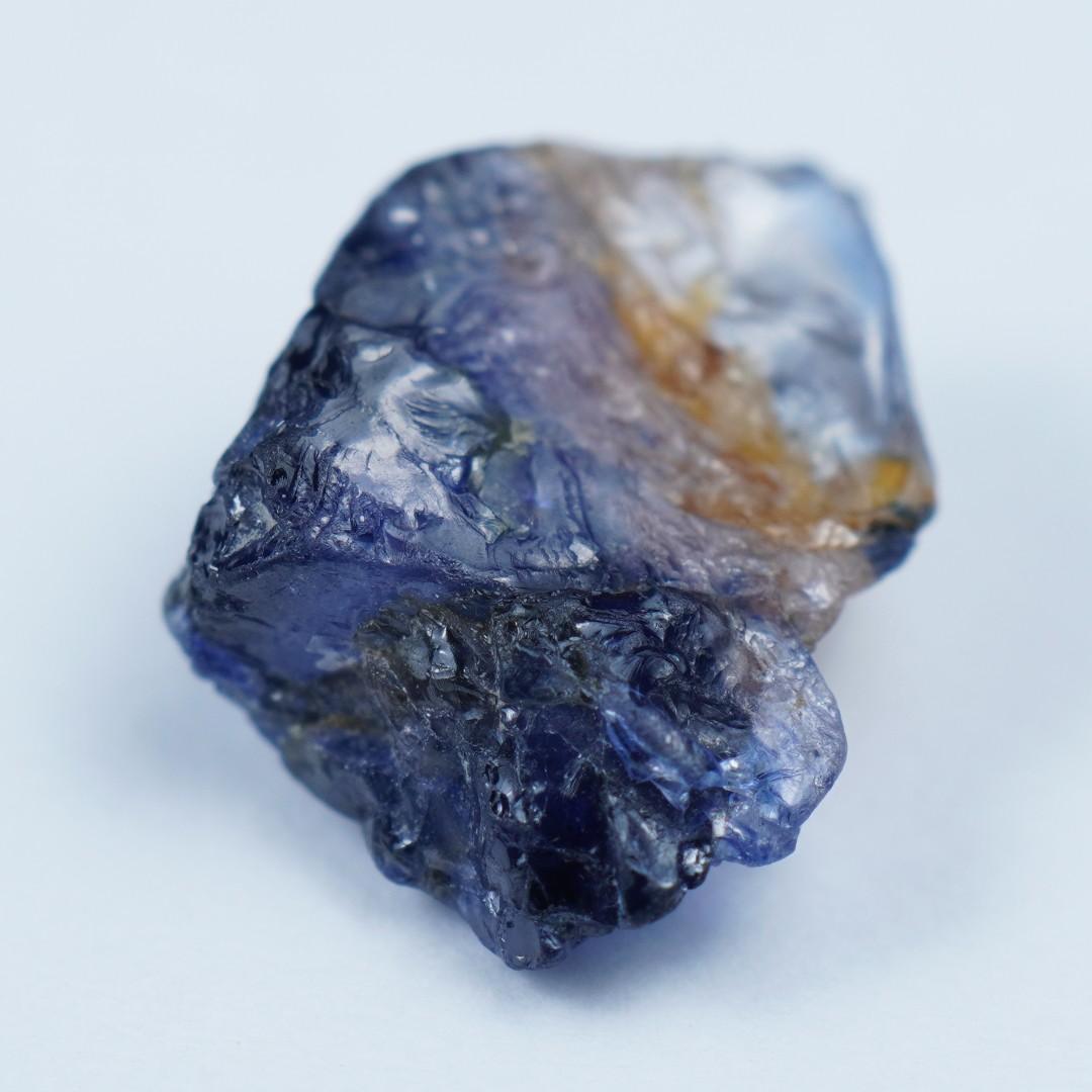 ウインザバイカラーブルーサファイア　原石　タンザニア