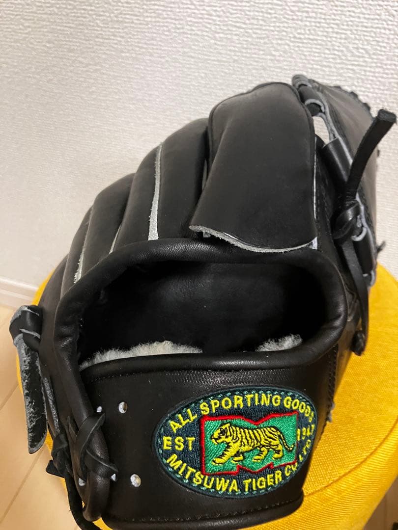 美品ミツワタイガー軟式グローブ　右投げ投手用
