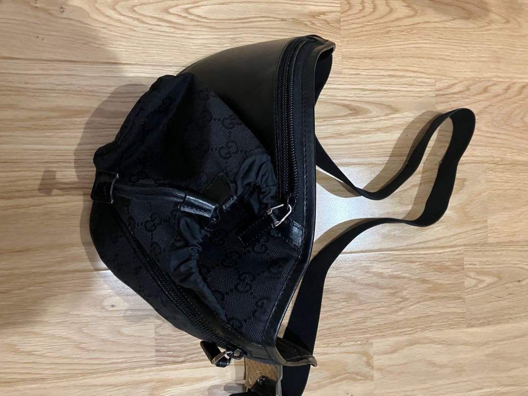 【最終値下】GUCCI レザーボディバック　新品未使用