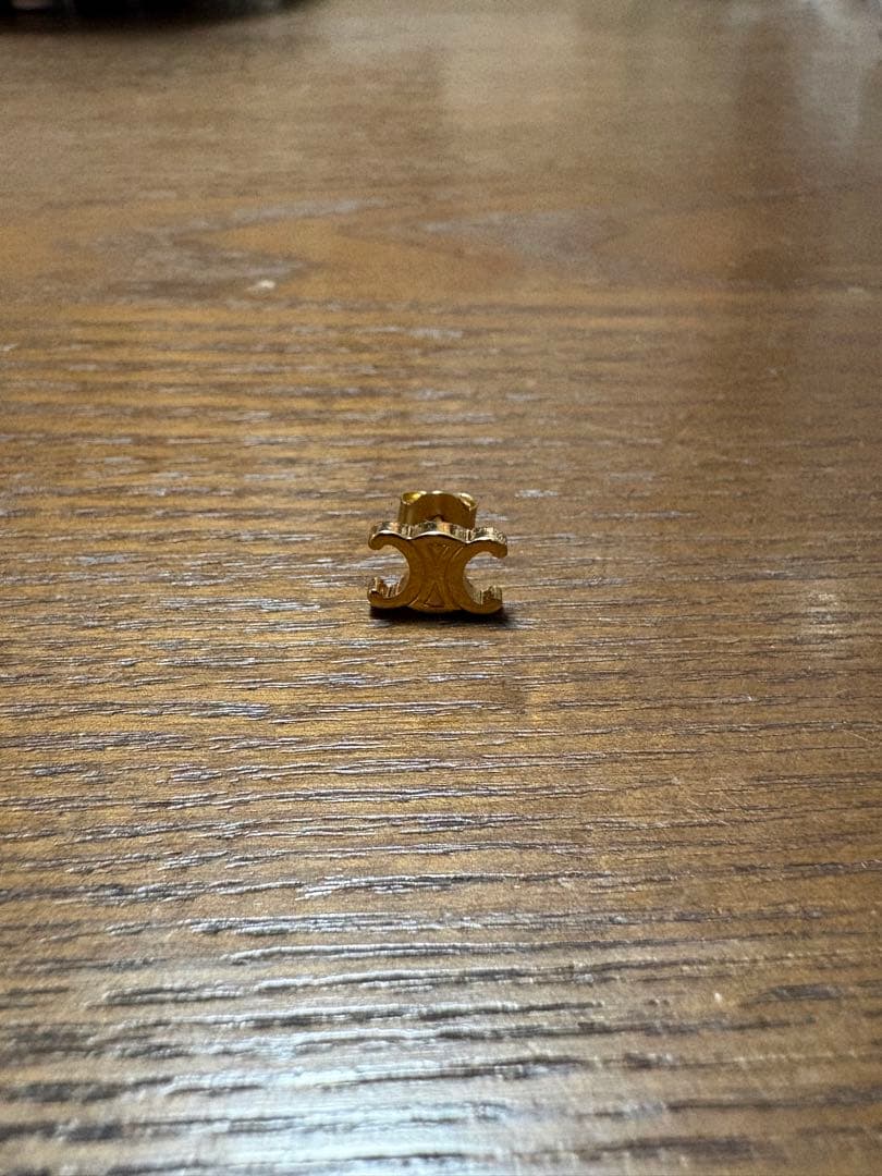 CELINE トリオンフ　スタッズ　ゴールドフィニッシュ　ブラス　ピアス片耳