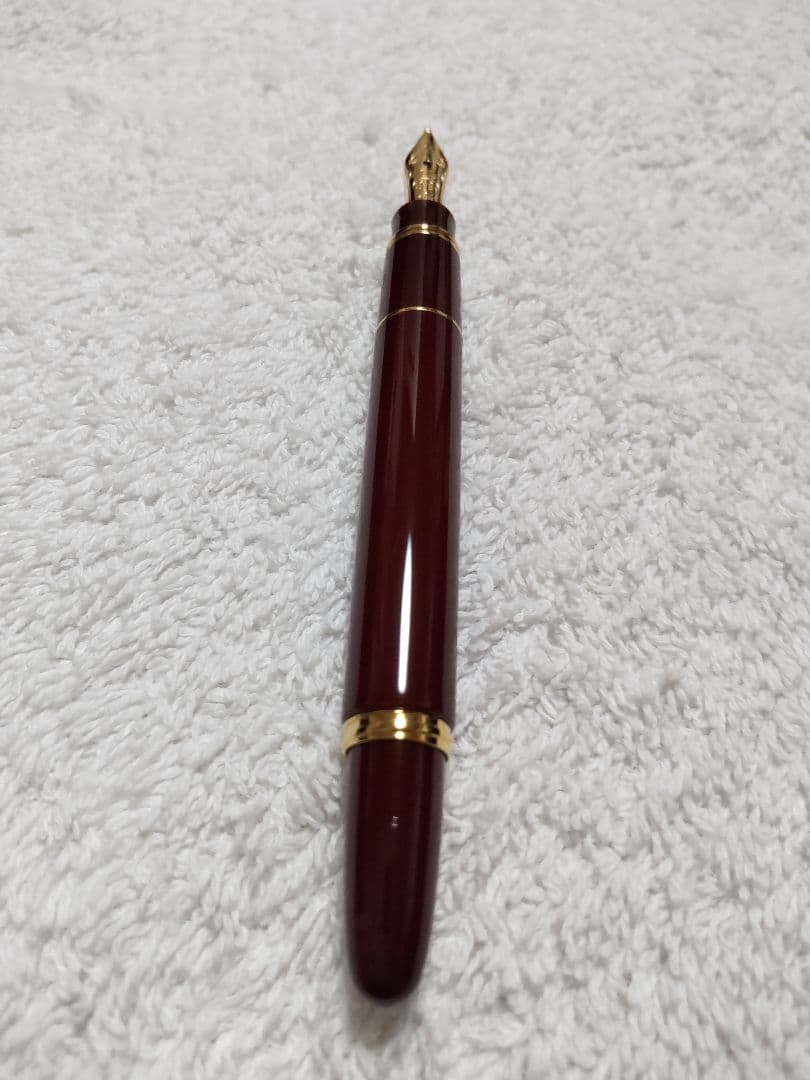 モンブラン114『モーツァルト』の、赤軸×金の万年筆(ペン先はFです。)