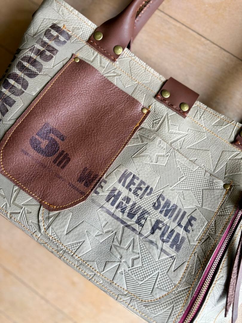 牛革薄カーキ星型押しの遊び心モリモリたっぷりトートバッグ