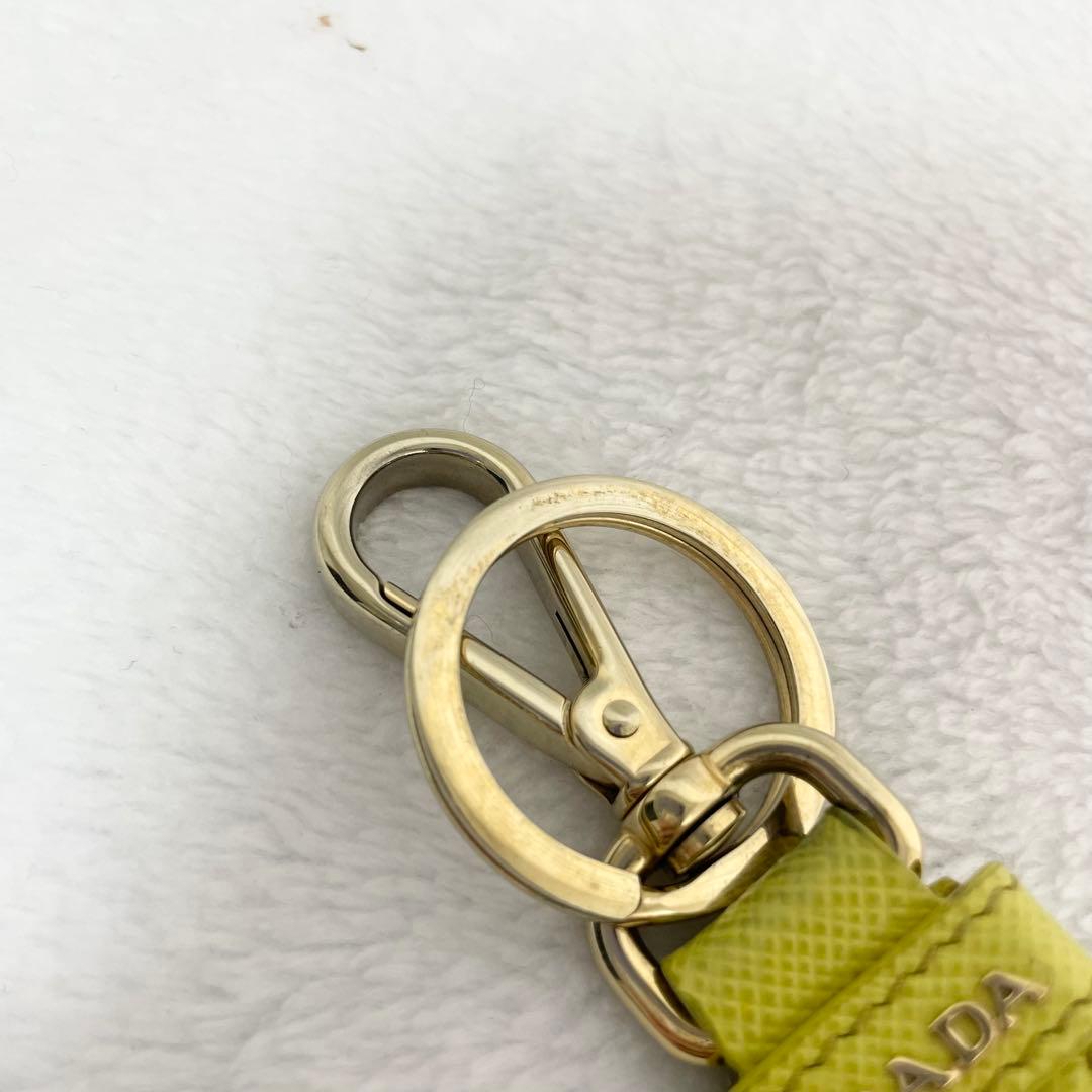 PRADA プラダ　キーリング　三角プレート　チャーム　サフィアーノ　イエロー