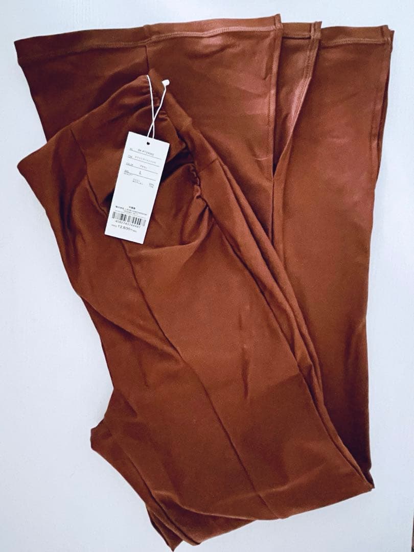 新品タグ付　【SUKALA】 スリットフィットレギンス Ｌサイズ