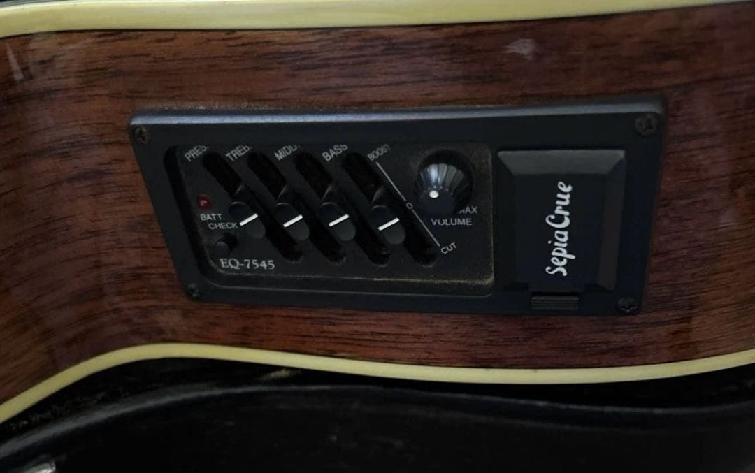 Sepia Crue EAW450エレアコ アコースティックギタープリアンプ稼働