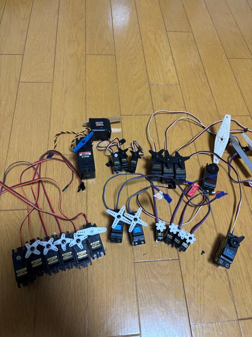 ラジコン飛行機　サーボ　値段相談