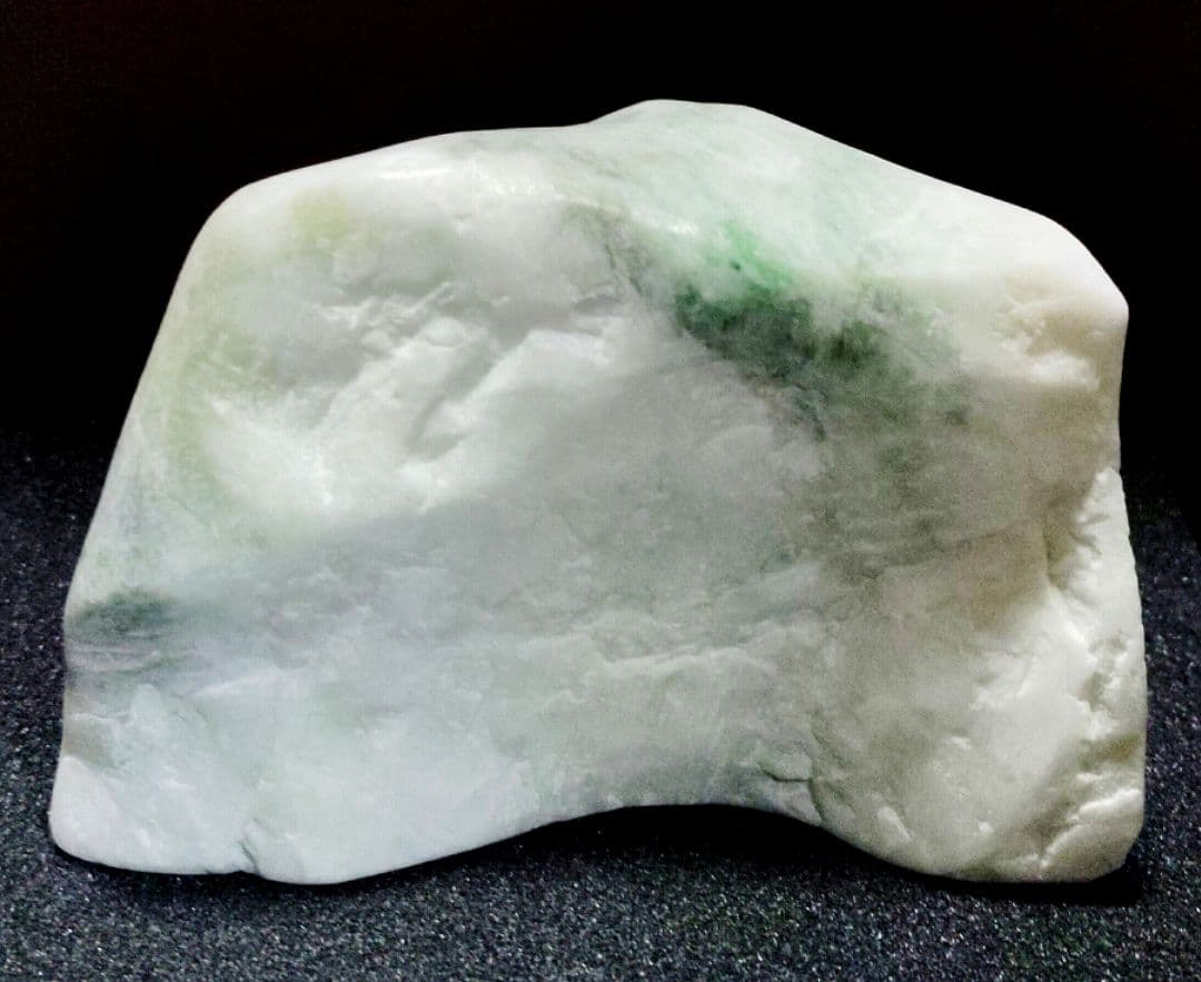 ★翡翠原石★糸魚川硬玉【小滝・2面カット磨き474ｇ】