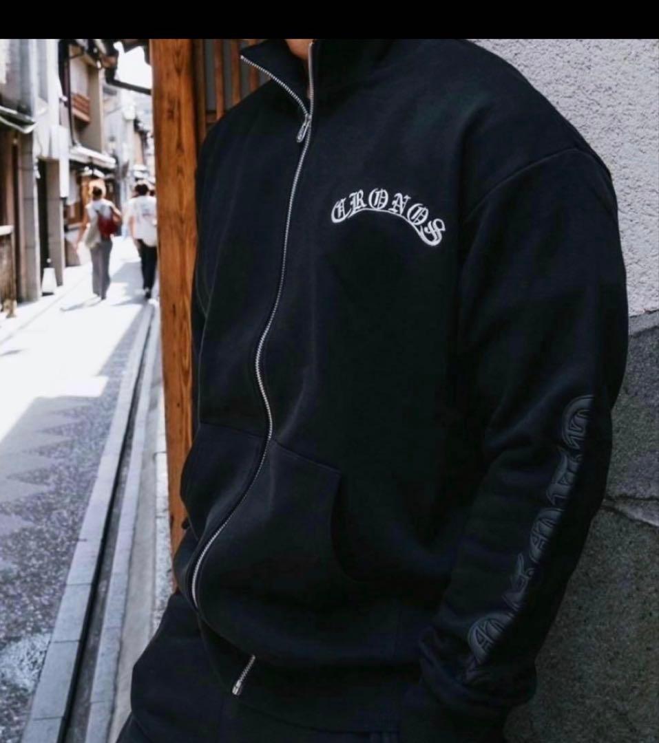 トップス CRONOS BLACKLETTER STAND ZIP JACKET