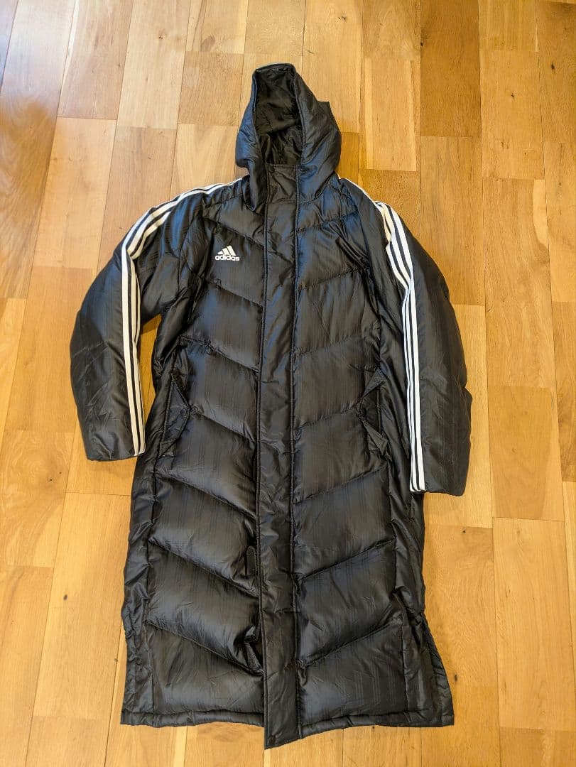 adidas ダウンベンチコート 黒 サイドストライプ