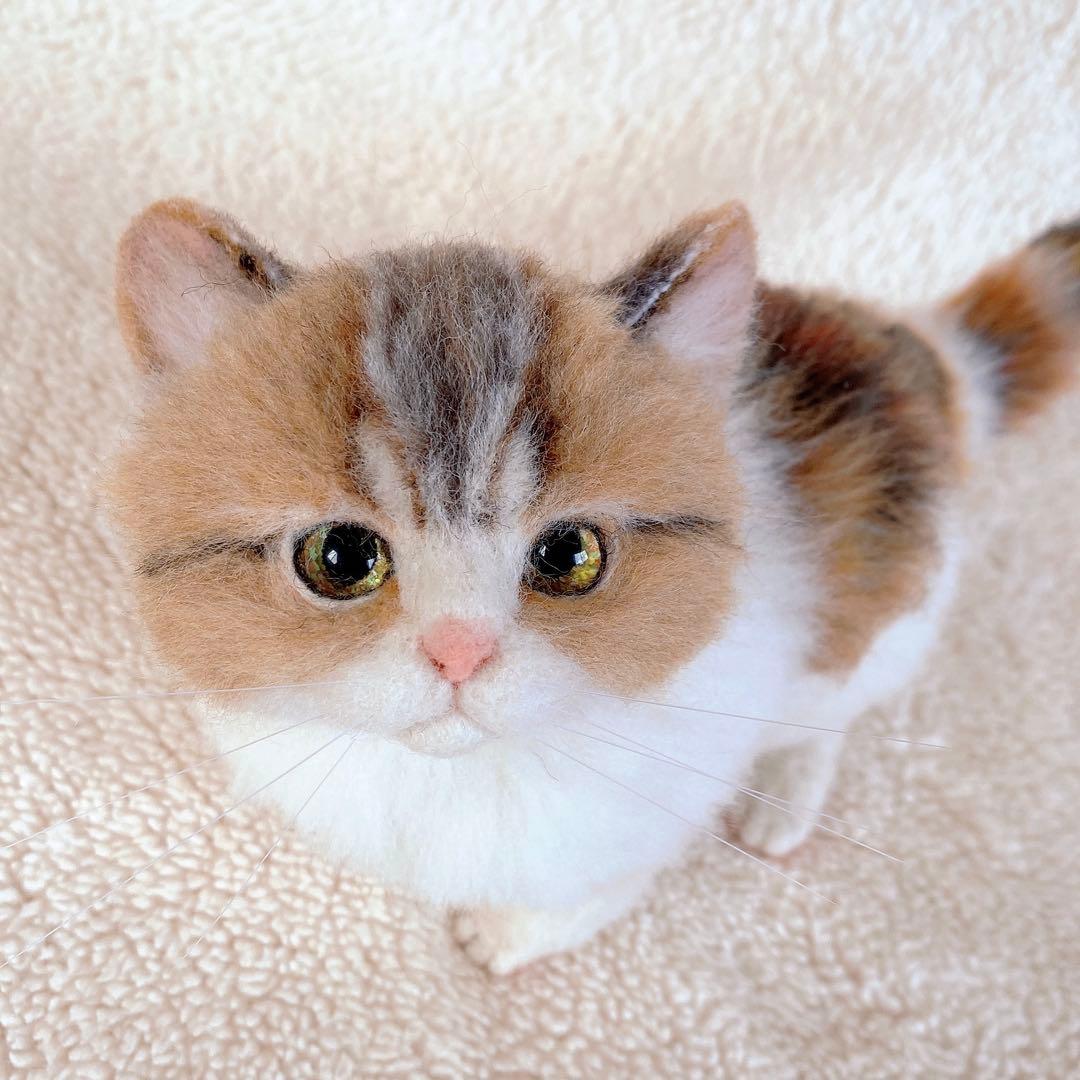 羊毛フェルト猫　全身　リアル可愛い三毛のマンチカン
