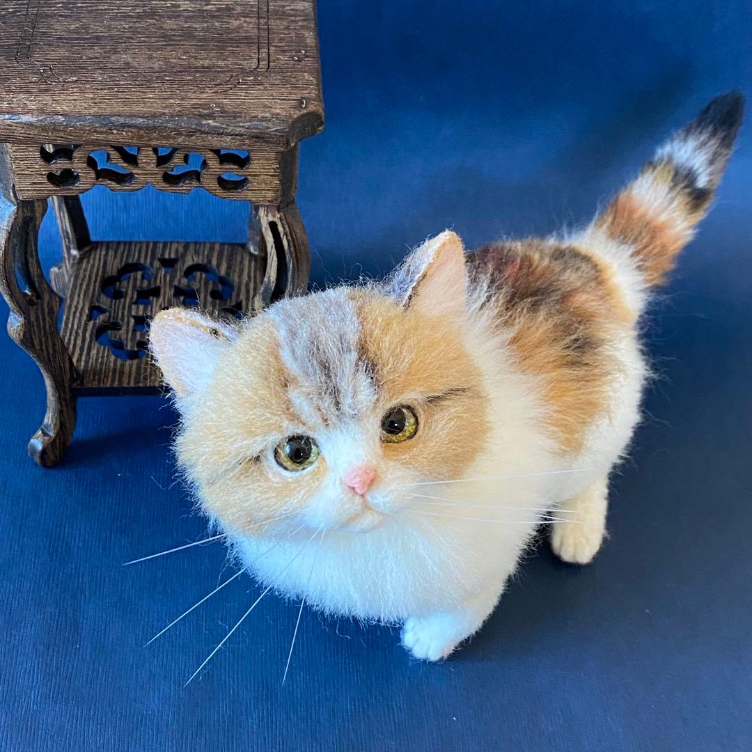 羊毛フェルト猫　全身　リアル可愛い三毛のマンチカン