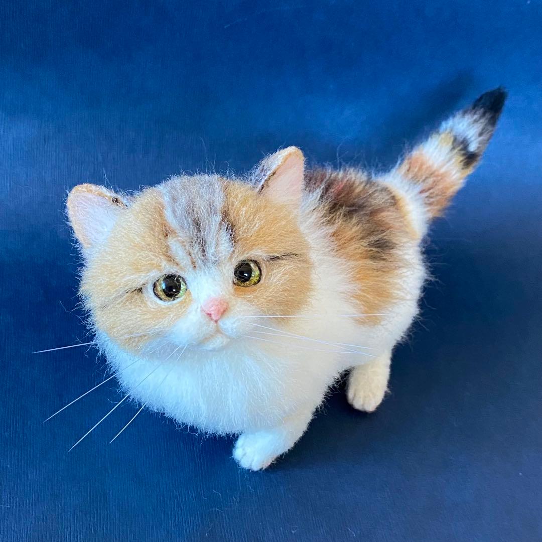 羊毛フェルト猫　全身　リアル可愛い三毛のマンチカン
