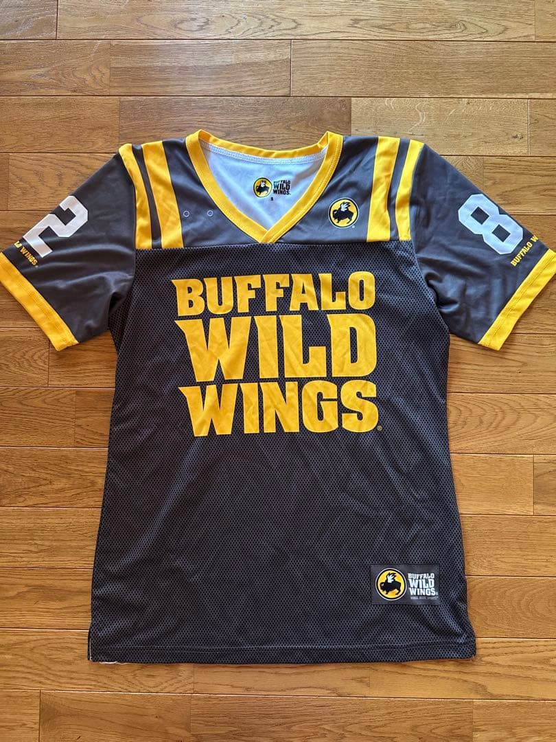 BUFFALO WILD WINGS アメリカンフットボールシャツ 82