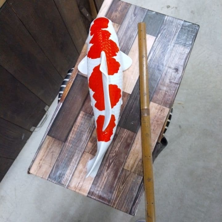 白と赤のコイの陶器置物