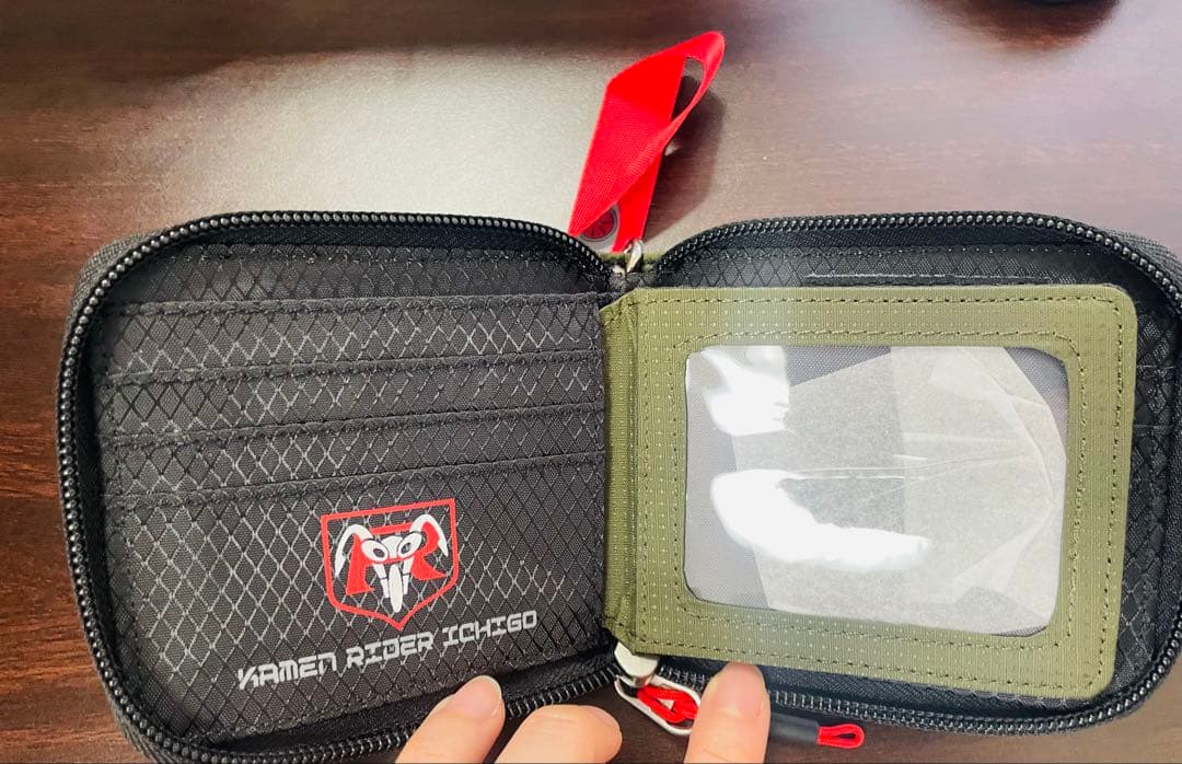 仮面ライダー ジッパー付き二つ折り財布