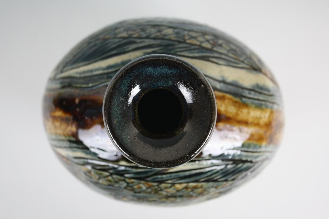 壺屋焼 人間国宝 金城次郎 作　飴釉窓絵双魚文扁壺