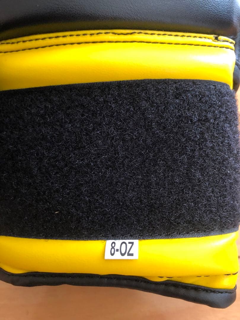 希少イギリスの格闘技ブランドボクシングキックムエタイグローブ 黒/黄8オンスoz