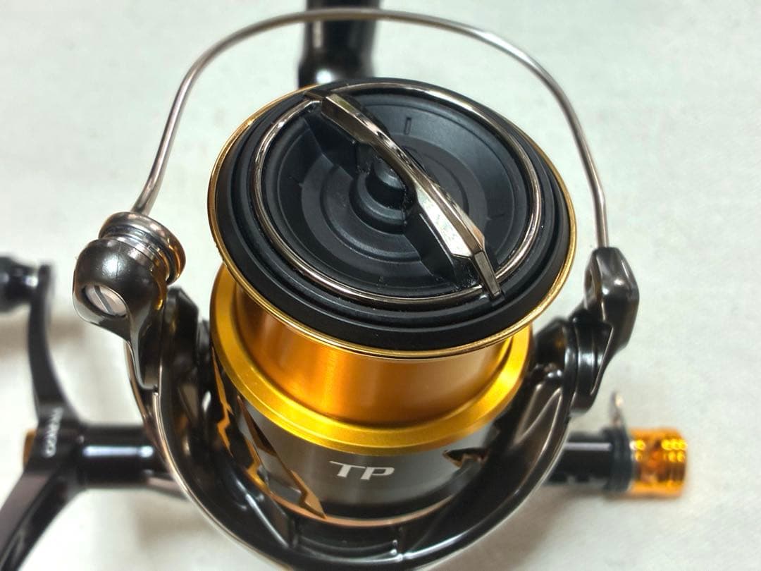 【極美品】シマノ リール 20ツインパワー2500SHG【ダブルハンドル仕様】