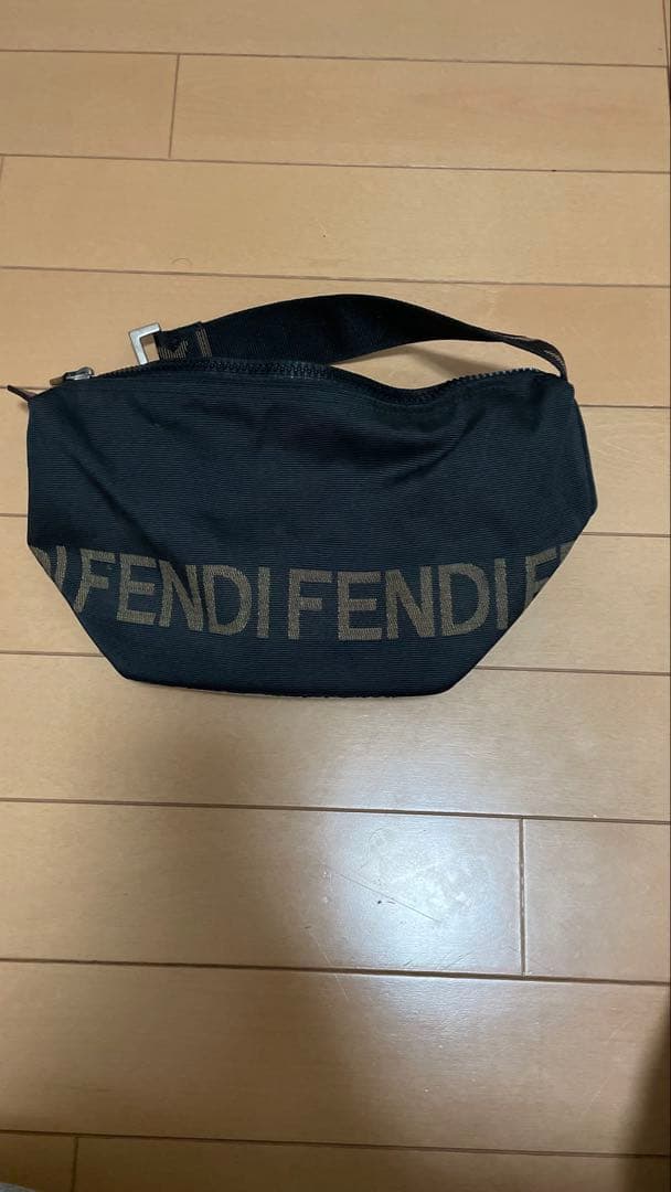 FENDI ロゴ入り ブラックハンドバッグ